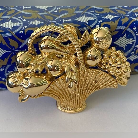 Vintage Gold Tone Brooch Pin Basket of Fruit Flowers Signed - Picture 2 of 4